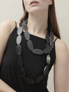 kidney necklace in horn